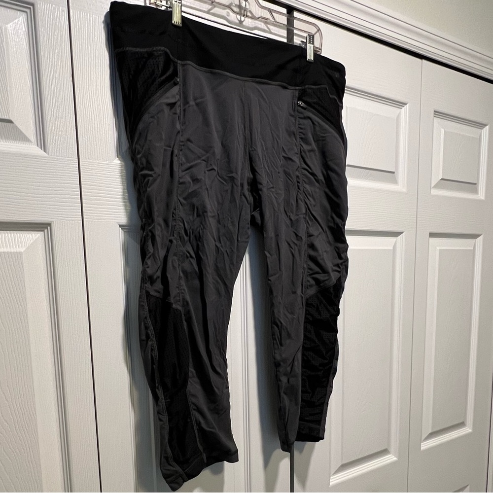 🍊The North Face Women's Gray and Black Cropped Athletic Pants XL🍊